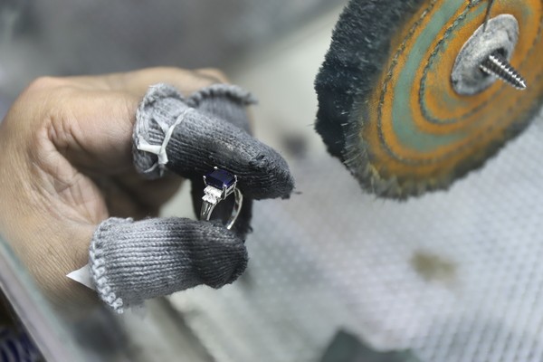 TTT-Jewelry-Craftsman-Setting-Stone-on-the-Ring