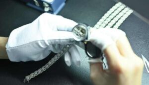 Inspecting-the-sterling-silver-jewelry-with-jewelry-loupe